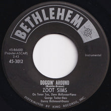 Load image into Gallery viewer, Zoot Sims - Doggin' Around / There'll Be Some Changes Made (7 inch Record / Used)