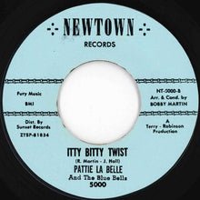 画像をギャラリービューアに読み込む, Blue-Belles - I Sold My Heart To The Junkman / Itty Bitty Twist (7 inch Record / Used)