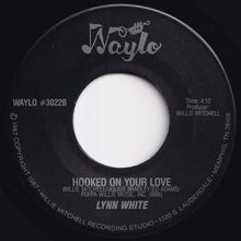 画像をギャラリービューアに読み込む, Lynn White - He'll Leave You For Her / Hooked On Your Love (7 inch Record / Used)