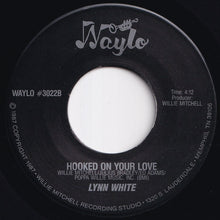 画像をギャラリービューアに読み込む, Lynn White - He'll Leave You For Her / Hooked On Your Love (7 inch Record / Used)