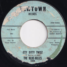 画像をギャラリービューアに読み込む, Blue-Belles - I Sold My Heart To The Junkman / Itty Bitty Twist (7 inch Record / Used)