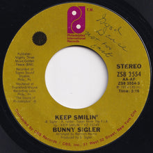 画像をギャラリービューアに読み込む, Bunny Sigler - Keep Smilin' / Somebody Free (7 inch Record / Used)
