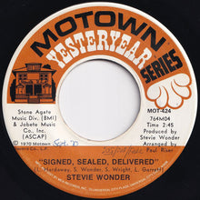画像をギャラリービューアに読み込む, Stevie Wonder - Heaven Help Us All / Signed, Sealed, Delivered (7 inch Record / Used)
