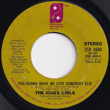 画像をギャラリービューアに読み込む, Jones Girls - You Gonna Make Me Love Somebody Else / Who Can I Run To (7 inch Record / Used)
