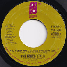 画像をギャラリービューアに読み込む, Jones Girls - You Gonna Make Me Love Somebody Else / Who Can I Run To (7 inch Record / Used)

