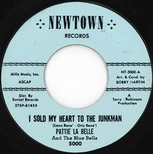 画像をギャラリービューアに読み込む, Blue-Belles - I Sold My Heart To The Junkman / Itty Bitty Twist (7 inch Record / Used)
