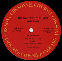 Laden Sie das Bild in den Galerie-Viewer, Miles Davis - The Man With The Horn (LP Record / Used)
