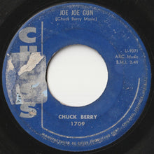 画像をギャラリービューアに読み込む, Chuck Berry - Sweet Little Rock And Roll / Joe Joe Gun (7 inch Record / Used)
