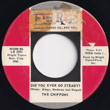 画像をギャラリービューアに読み込む, Chiffons - Nobody&#39; Knows What&#39;s Goin&#39; On (In My Mind But Me) / Did You Ever Go Steady? (7 inch Record / Used)
