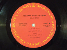 Laden Sie das Bild in den Galerie-Viewer, Miles Davis - The Man With The Horn (LP-Vinyl Record/Used)
